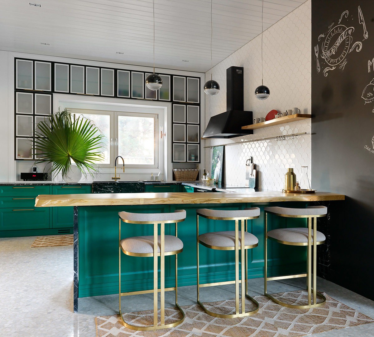 Hình ảnh không gian nấu nướng lạ mắt với sắc xanh ngọc được sử dụng cho hệ tủ lưu trữ và đảo bếp