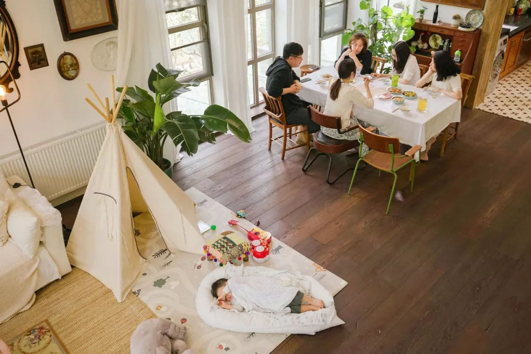 Không gian sinh hoạt chung với lều chơi cho trê, bàn ăn cho 6-8 người cạnh cửa sổ kính, xung quanh bài trí cây xanh