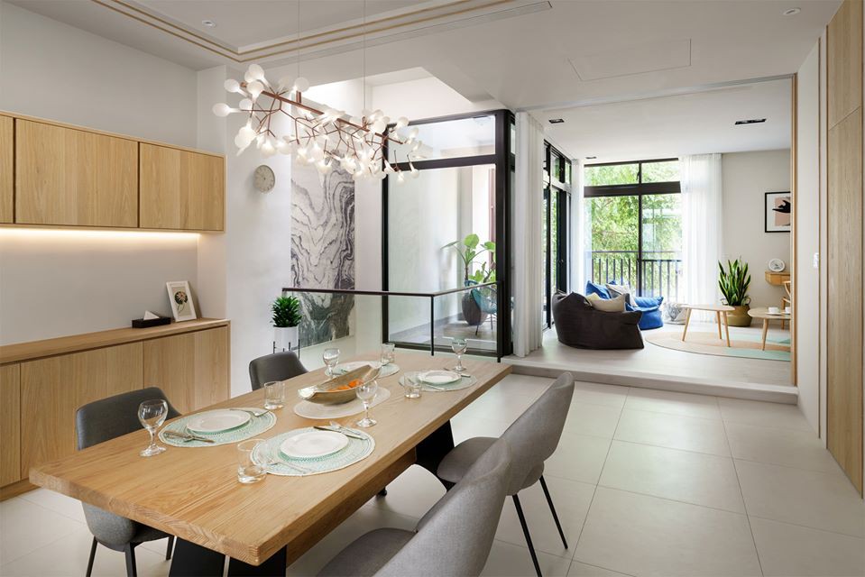 Hình ảnh phòng ăn với bàn dài hình chữ nhật, ghế ngồi bọc nệm, tủ bếp bằng gỗ