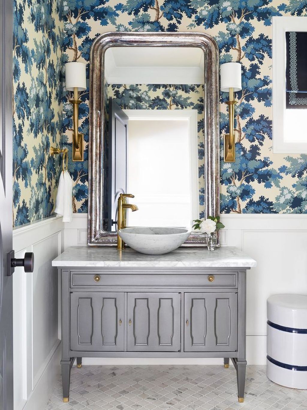 Hình ảnh phòng tắm hiện đại với giấy dán tường họa tiết cây xanh, bồn rửa tay độc đáo