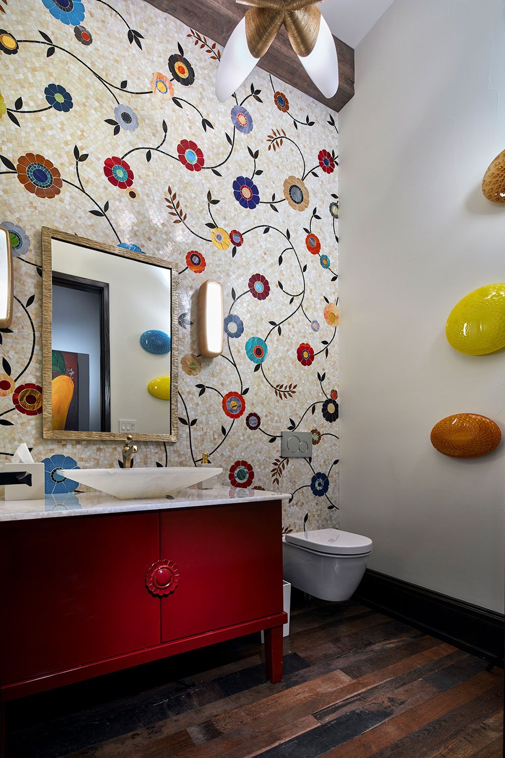 Hình ảnh phòng tắm độc đáo với giấy dán tường họa tiết hoa, tủ đồ màu đỏ, bồn rửa mới lạ