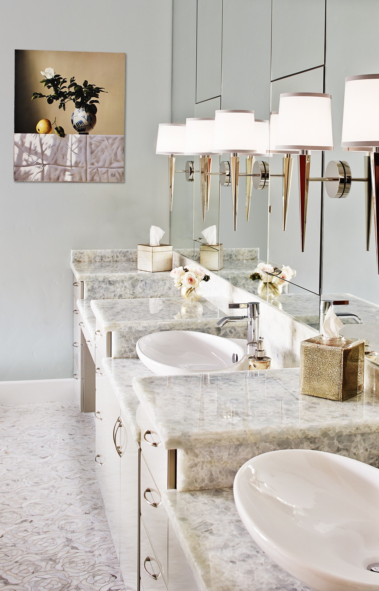 Phòng tắm sang trọng với sàn nhà lát gạch hoa đẹp mắt, bệ rửa bằng đá cẩm thạch, đèn trang trí bắt mắt