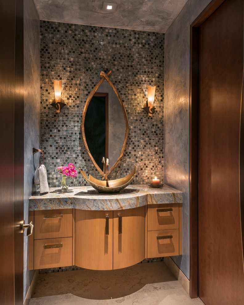 Hình ảnh phòng tắm với tường ốp đá, gương và bồn rửa độc đáo, bên dưới là tủ ngăn kéo bằng gỗ