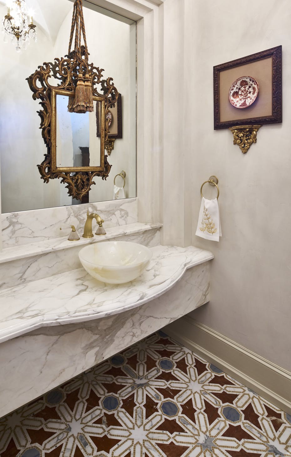 Hình ảnh bồn rửa tay trong phòng tắm ốp đá cẩm thạch, gương cổ điển, gạch bông lát sàn