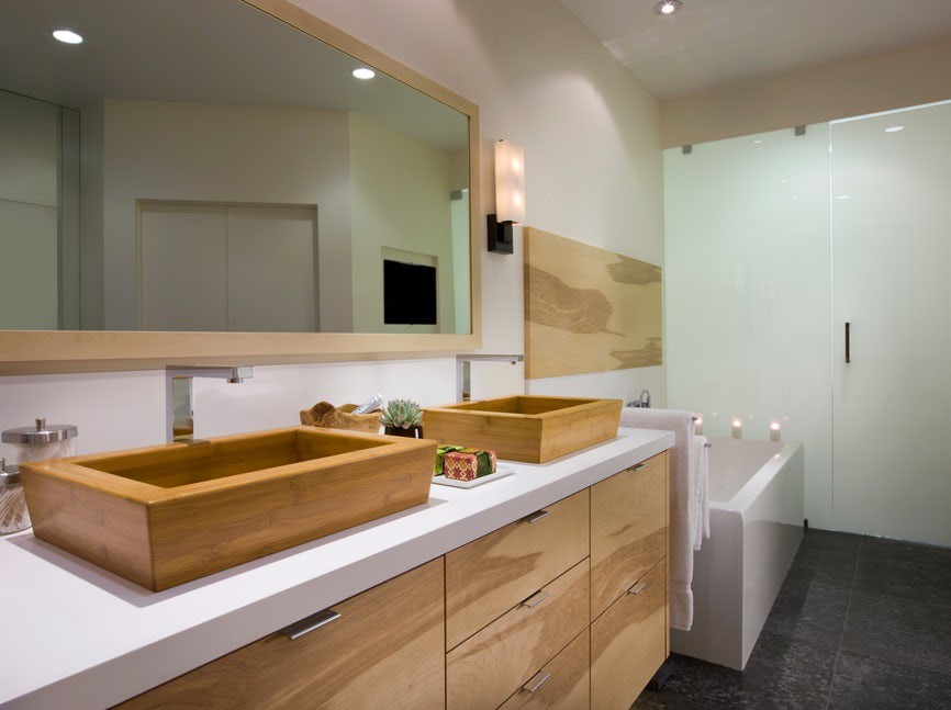 Phòng tắm sử dụng 2 bồn rửa mặt bằng gỗ, khung gương lớn