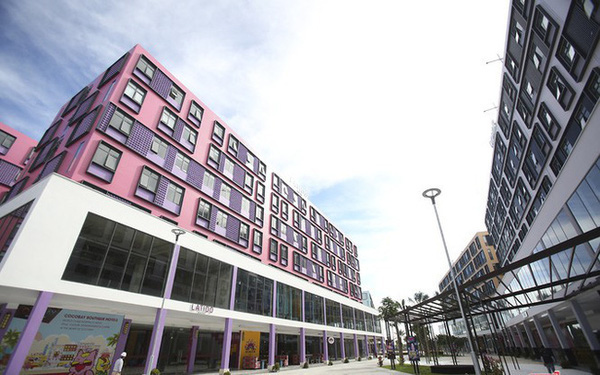 Hình ảnh cận cảnh khối nhà màu hồng và màu xanh nước biển bên trong dự án condotel Cocobay Đà Nẵng