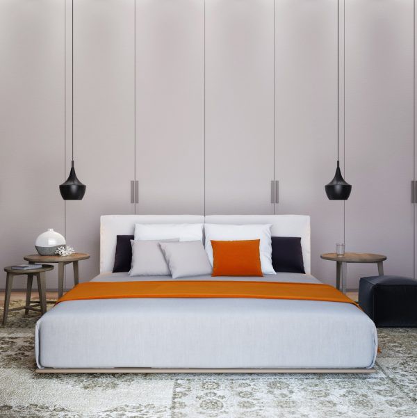 Hình ảnh phòng ngủ hiện đại bộ đôi đèn thả màu đen, gối tựa màu cam, bàn trà gỗ