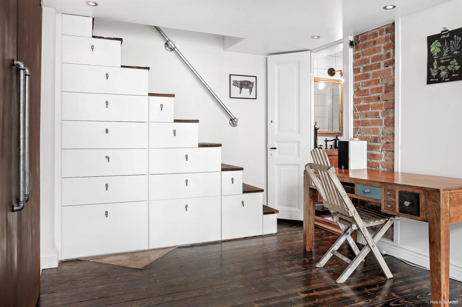 Hình ảnh tủ ngăn kéo màu trắng ở gầm cầu thang, bàn gỗ