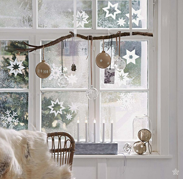 Hình ảnh cành cây khô treo những món đồ trang trí Noel mang đến cái nhìn mới lạ cho khung cửa sổ.