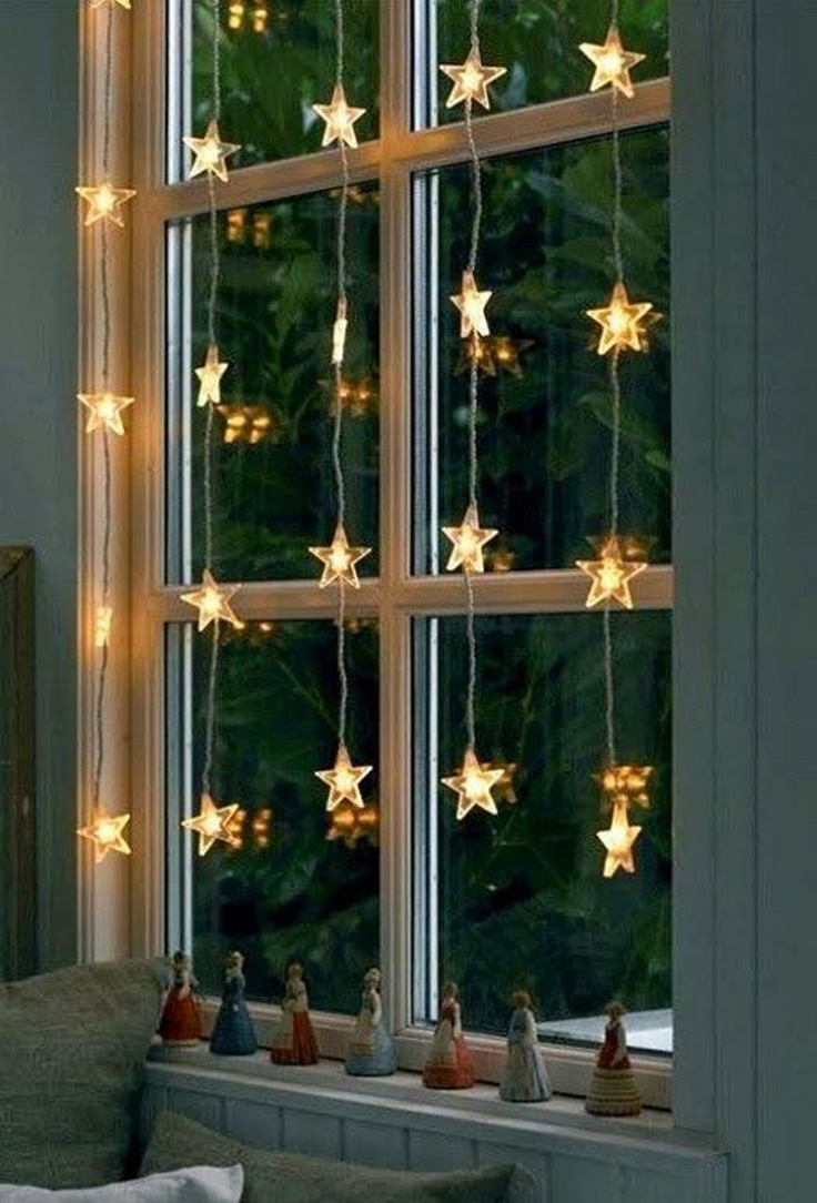Hình ảnh khung cửa sổ được trang trí bằng những dải đèn LED hình ngôi sao lấp lánh
