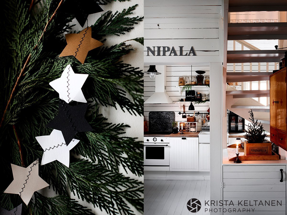 Hình ảnh góc bếp nhỏ hiện đại được trang trí với những nhành thông xanh mướt, đón Giáng sinh