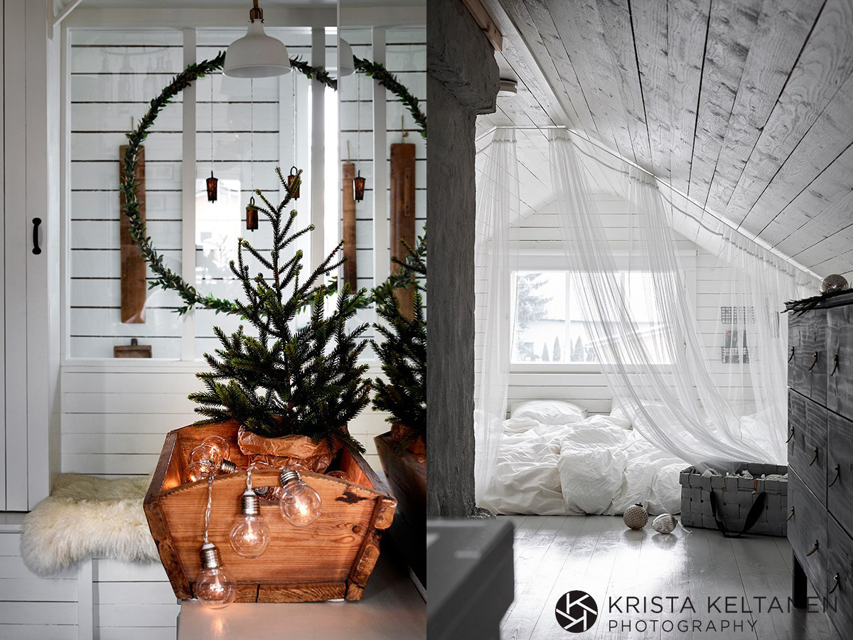 Hình ảnh cận cảnh cây thông Noel nhỏ xinh, ấn tượng, cạnh đó là phòng ngủ áp mái với chăn gối, màn màu trắng tuyết