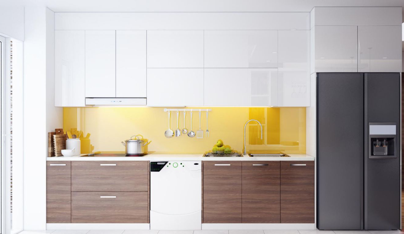 Hình ảnh phòng bếp hiện đại với tủ màu trắng, cánh tủ phía dưới bằng gỗ óc chó, tường chắn màu vàng chanh nổi bật