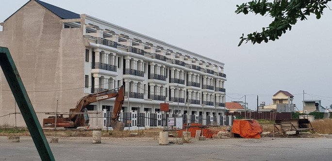 Hình ảnh cận cảnh dãy nhà liền kề màu trắng, lan can sát, mái ngói xanh than trong khu dân cư Bình Đa, Biên Hòa