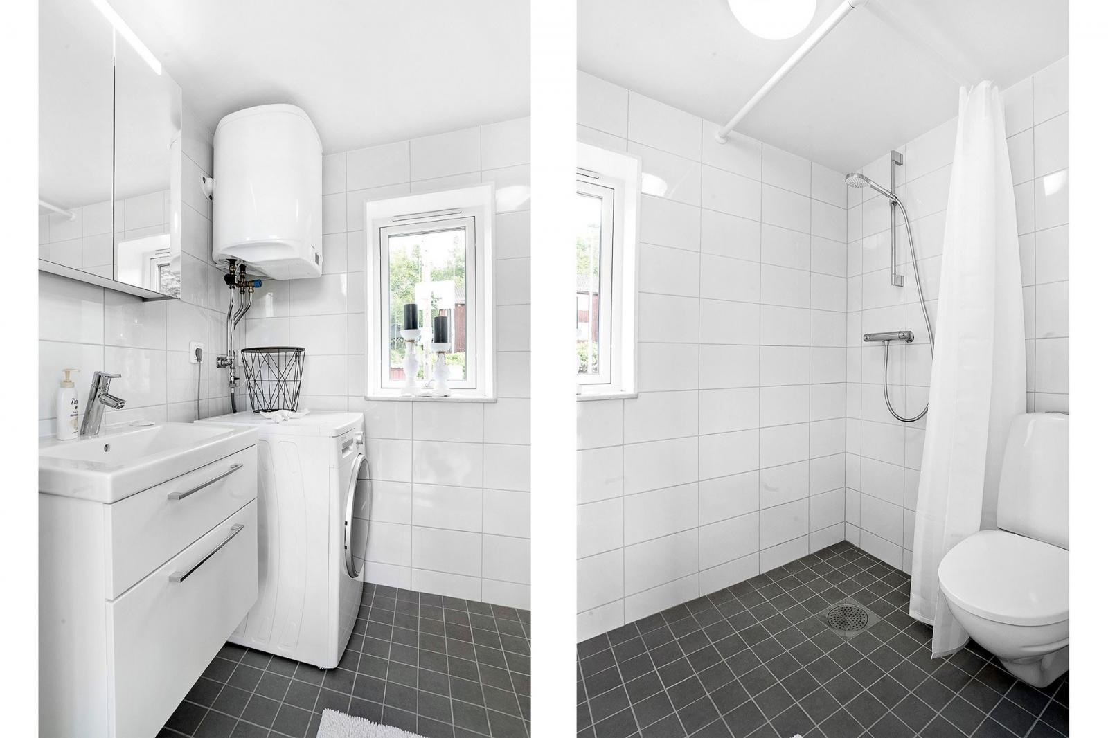 Hình ảnh phòng tắm với tường sơn trắng, sàn lát gạch đen, cửa sổ kính trong suốt