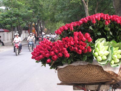 Hàng hoa trên những chiếc xe đạp ở Hà Nội.
