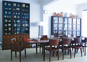 
 
Phòng khách chung với phòng ăn trong một không gian rộng và khoáng đạt với dãy bàn ăn dài
 
