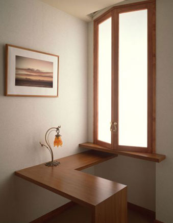 Cửa sổ nối liền với bàn gỗ cùng tông màu và chất liệu