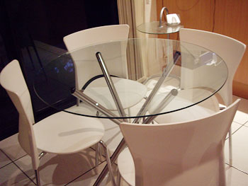 an5 Tinh tế với bàn ăn màu trắng sẽ làm không gian tinh tế và đẹp mắt hơn