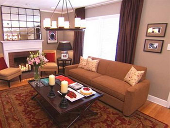 Kiến trúc sư đã thiết kế lại phòng khách và tạo cho nó những điểm nhấn với phong cách riêng ấn tượng. Một chiếc sofa hợp thời và những chiếc ghế tựa không tay giúp không gian phòng khách trở nên rộng rãi hơn
