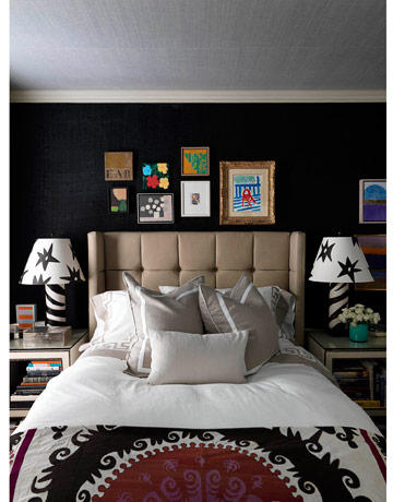 Những bức tranh được treo một cách đầy ngẫu hững trên bức tường phía đầu giường nổi bật hẳn lên nhờ nền màu đen phía sau.