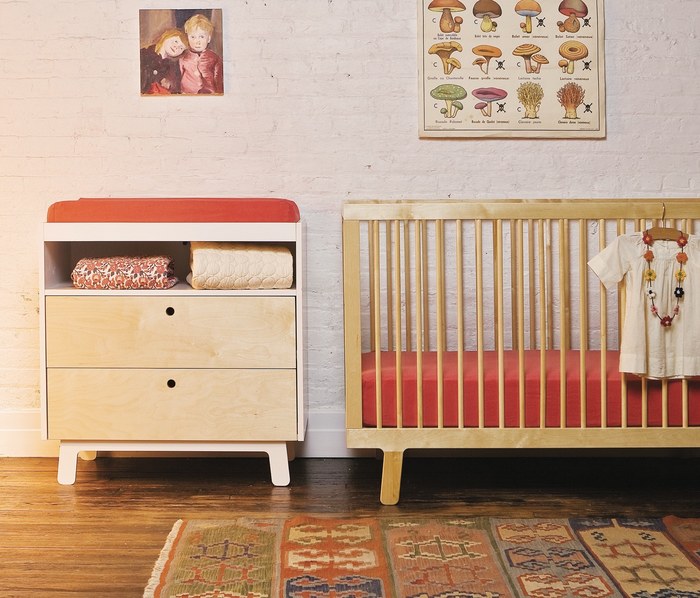 Sử dụng cũi bằng chất liệu gỗ thân thiện hoặc dùng sơn không chì để đảm bảo an tòan cho bé.