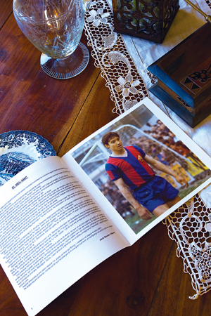 Những kỷ vật được bà Fina lưu giữ, trong đó có cuốn chân dung cầu thủ do CLB Barcelona in và tặng cho gia đình sau khi ông Josep Costa mất.