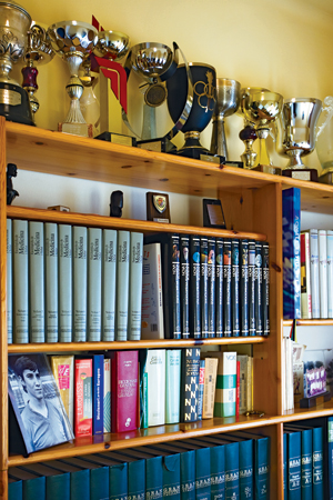 Góc tủ sách, nơi được lưu giữ những kỷ niệm của ông Josep Costa Vil, những cuốn sách ưa thích và những chiếc cup kỷ niệm trong sự nghiệp cầu thủ của ông. Hiện căn phòng là nơi làm việc của bà Fina Argemi.