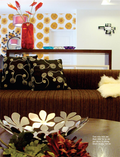 Gam màu trầm ấm được nhắc lại tại các góc décor từ phòng khách tới bếp, bàn ăn
