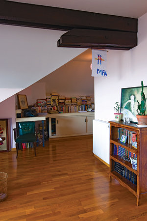 Phòng làm việc của anh Cyril là một góc áp mái với rất nhiều sách nghệ thuật và văn học.