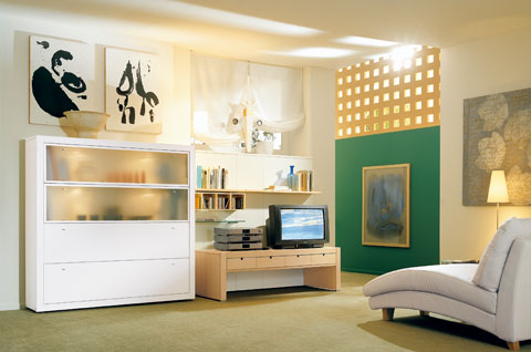 Phòng khách hay phòng sinh hoạt chung trở nên thoáng đạt hơn khi tủ sách, kệ TV cùng giá trang trí được kết hợp với nhau.


