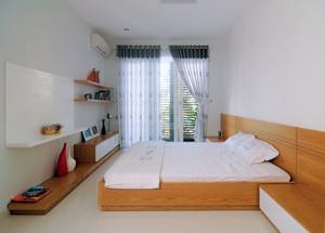 Phòng ngủ với nội thất được thiết kế đơn giản.