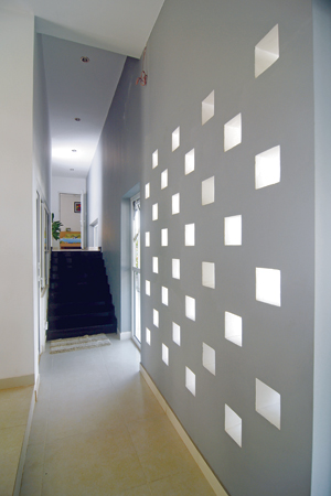 Những ô vuông tận dụng ánh sáng và làm sinh động hơn cho căn nhà.