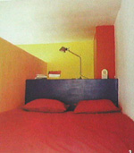 Phần giường ngủ phía trên, lợi dụng một tường ngăn ở đầu giường để làm table de nuit với đèn ngủ, đồng hồ báo thức, sách báo…