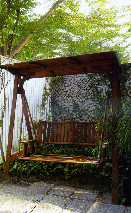 Chiếc ghế có mái che nằm trong khu vườn nhỏ xíu cũng là điểm nhấn nơi mặt tiền ngôi nhà