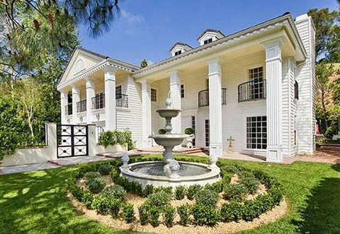 ngôi nhà tại Beverly Hills với trị giá lên đến 3,85 triệu USD, ở Beverly Hills.
