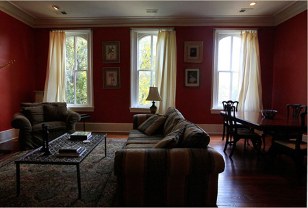 Màu đỏ sẫm là tông chủ đạo cho ngôi nhà, cả ngoại thất lẫn nội thất



