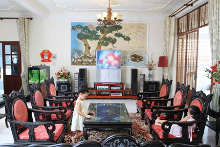 Phòng khách rộng rãi với bộ bàn ghế với phong cách cổ điển nhưng sang trọng.
