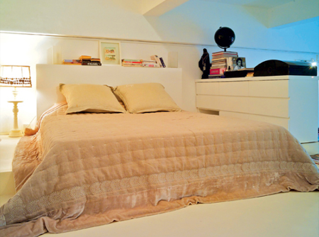 Cái tủ ngăn kéo đầu giường bằng sơn mài trắng đã được làm ở Sài Gòn tạo ra một cảm giác riêng tư trong phòng ngủ và phù hợp với tầng lửng có nền màu trắng.