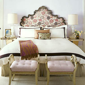 Chiếc giường được thiết kế theo phong cách của người Ý vào thế kỷ thứ 19. Điểm nhấn chính là phần đầu giường màu sô cô la, đỏ và hồng phớt đan xen.