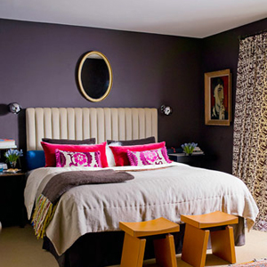 Phòng ngủ hiện đại này được thiết kế bởi Moises Esquenazi với tông màu tối nhưng mang lại cảm giác ấm cúng.

