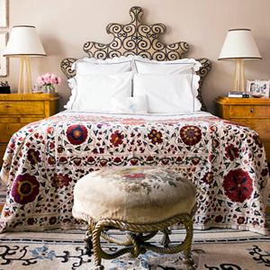 Phòng ngủ này được thiết kế bởi Celerie Kemble, thuần khiết, thanh lịch, được bao trong ánh trắng bạc của giấy dán tường, tơ tằm và dây viền nhung. Theo Kemble, chiếc giường “giống như một miếng trang sức”.
