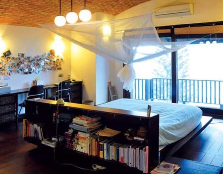 Phòng ngủ của khách, một cửa sổ nhô ra ngoài, thư viện và nệm nằm đọc, vật dụng bố trí tối thiểu để có không gian tối đa.