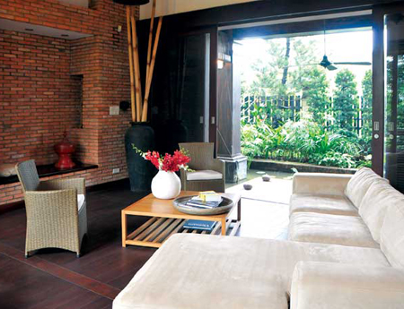 Phòng khách với không khí trung tính, đầy tính thư giãn, đồ đạc bằng chất liệu tự nhiên.
