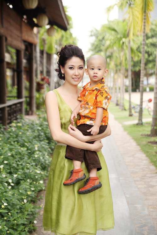 Có khuôn viên rất rộng rãi, nên những lúc rảnh rỗi, Hà Kiều Anh lại cùng con trai đi dạo quanh vườn nhà.