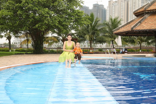 Phía sau nhà Hoa hậu còn có cả một hồ bơi rộng, là nơi cả gia đình nghỉ ngơi, thư giãn vào cuối tuần.