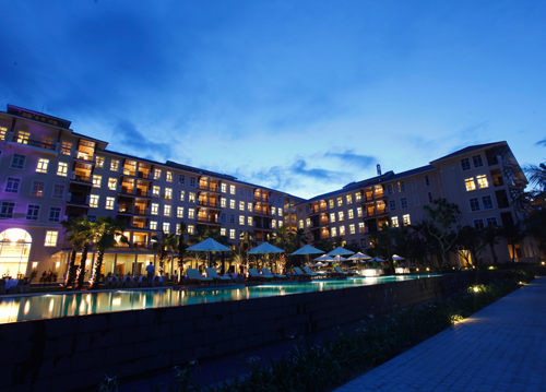 Khu khách sạn được thiết kế theo phong cách kiến trúc đương đại kết hợp với nét quyến rũ cổ điển của những khách sạn ở Đông Dương vào đầu thế kỷ 20.