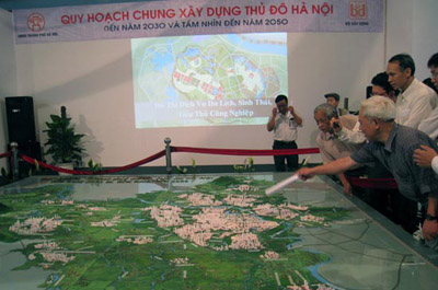 Nhân dân đến xem triển lãm Quy hoạch Hà Nội