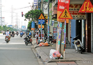 Người dân vô tư vứt rác ra đường dù ngay bên cạnh có thùng rác công cộng. Ảnh chụp trên đường Trương Định, phường 6, quận 3 - Tp HCM