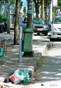 ... và rác trên đường Kinh Dương Vương, quận Bình Tân - Tp HCM